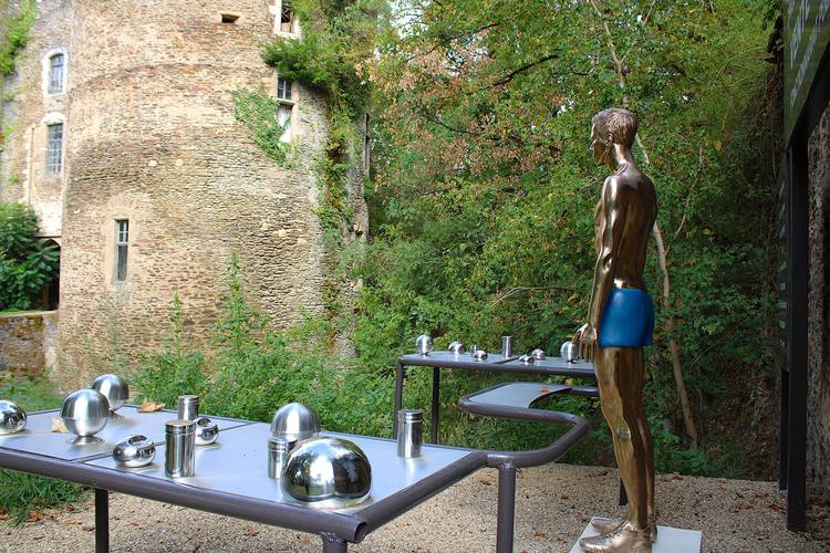 Art officiel, sculpture de Guy Baudat à Châteaubrun, vue de profil